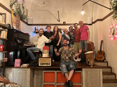 Si tratta quindi di vere e proprie gare, con tanto di regolamento stilato dalla Lips (Lega italiana poetry slam), la quale si avvale di vari coordinamenti regionali, tra cui SlammalS, collettivo di poeti che copre i territori di Puglia, Calabria e Basilicata